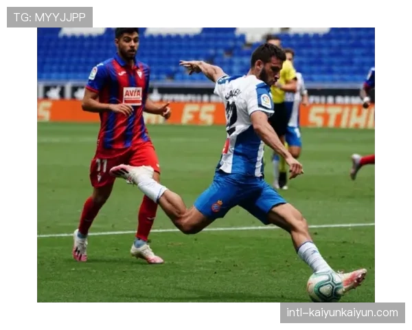 特写：西班牙人主场球迷向遭遇重伤的对手球员致以掌声