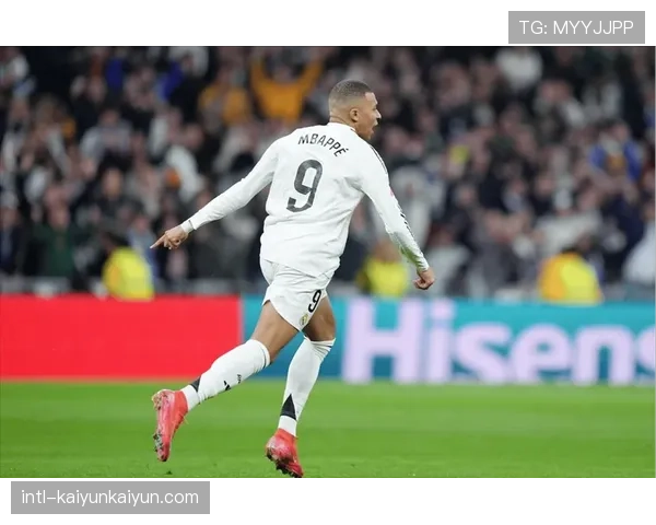 姆巴佩凝视欧冠奖杯照片，加盟皇马首个赛季颗粒无收